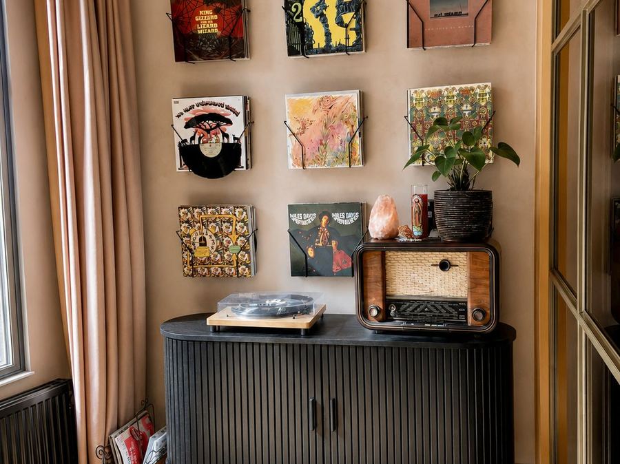 Muurdisplay met vinylplaten en platenspeler