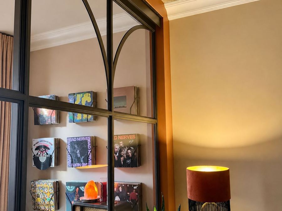 Hal met platencollectie en smeedijzeren details